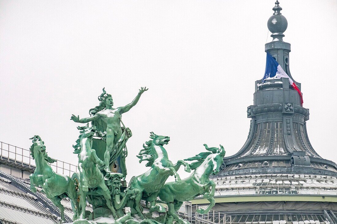 Frankreich, Paris, die Statuen auf dem Dach des Grand Palais unter dem Schnee