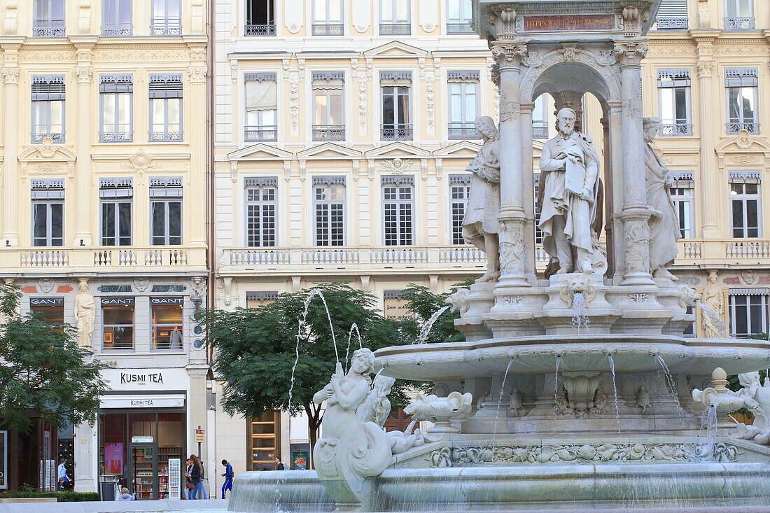 Frankreich, Rhone, Lyon, Altstadt, Stadtteil Bellecour, von der UNESCO zum Weltkulturerbe erklärt, 2. Bezirk, Place des Jacobins, Gebäude aus dem 19. Jahrhundert mit einem Brunnen von 1878