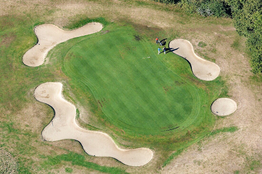 Frankreich, Loire Atlantique, Savenay, Golfer auf einem Grün (Luftaufnahme)