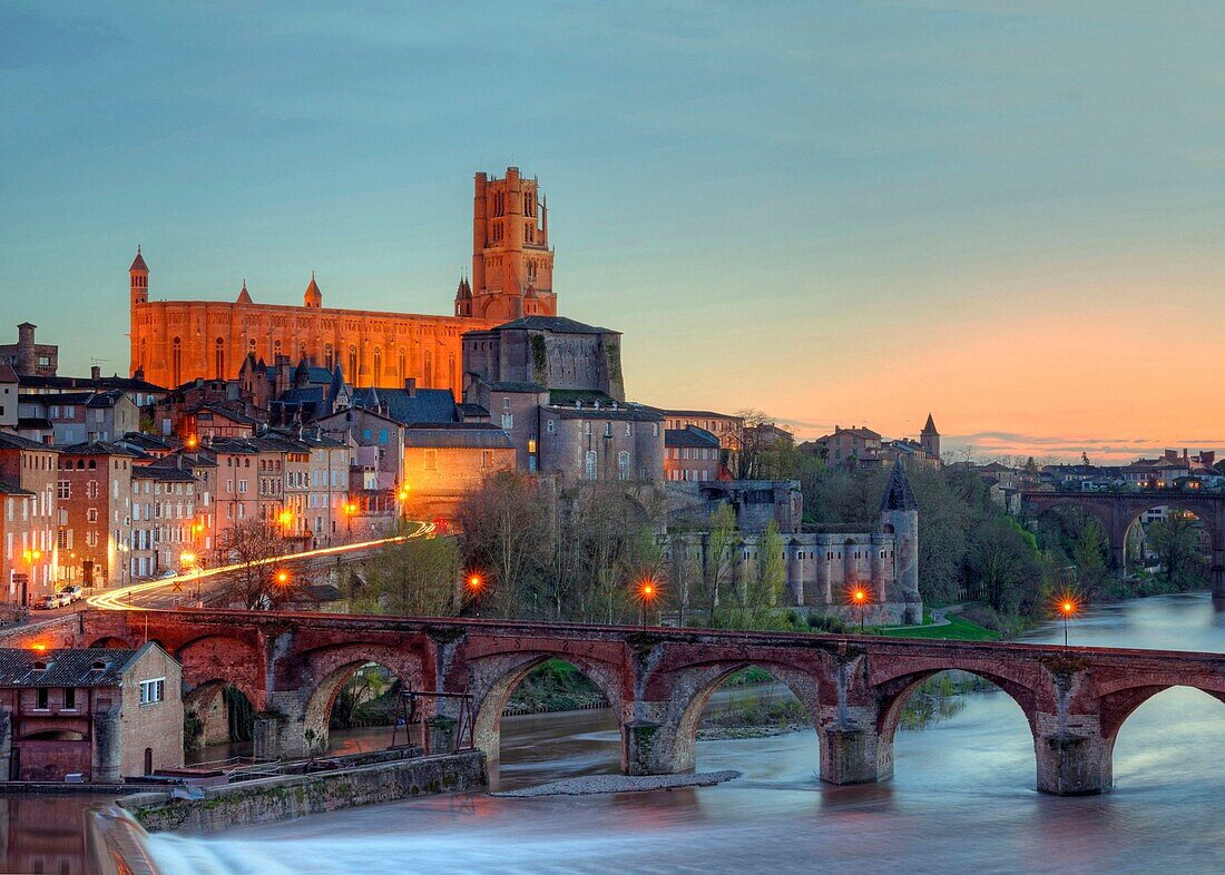 Frankreich, Tarn, Albi, die Bischofsstadt, von der UNESCO zum Weltkulturerbe erklärt, die alte Brücke aus dem 11. Jahrhundert und die Kathedrale Ste Cecile