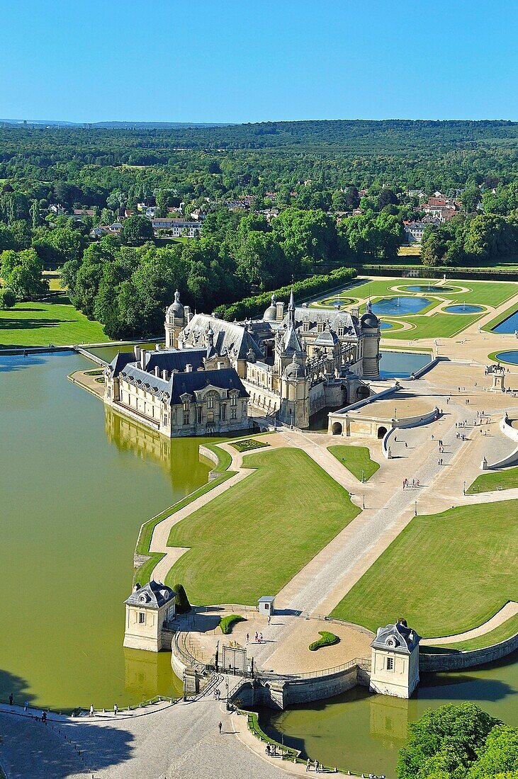 Frankreich, Oise, Chateau de Chantilly, von Le Notre entworfener formaler Garten (Luftaufnahme)