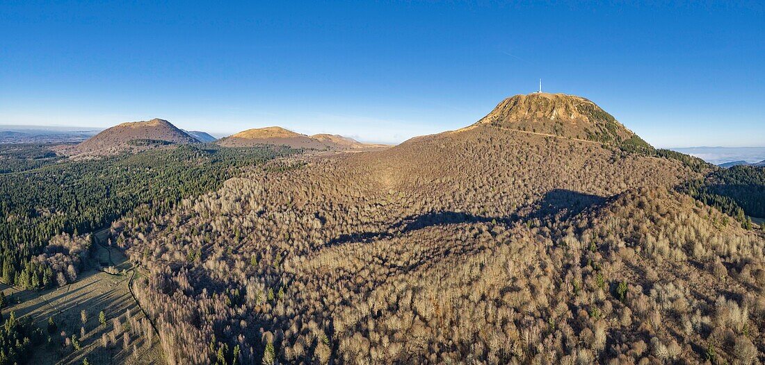 Frankreich, Puy de Dome, Orcines, Regionaler Naturpark der Vulkane der Auvergne, von der UNESCO zum Weltkulturerbe erklärt, die Chaine des Puys (Luftaufnahme)