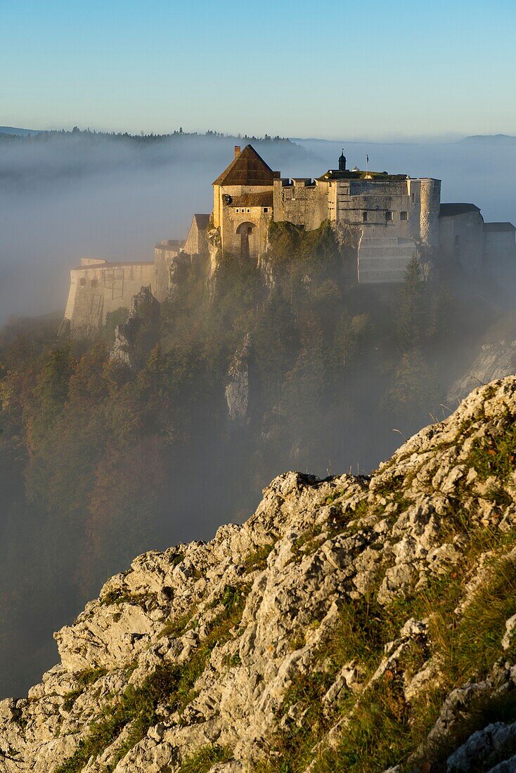 Frankreich, Doubs, Pontarlier, Cluse und Mijoux, die Festung von Joux im Nebel von der Festung von Larmont aus gesehen