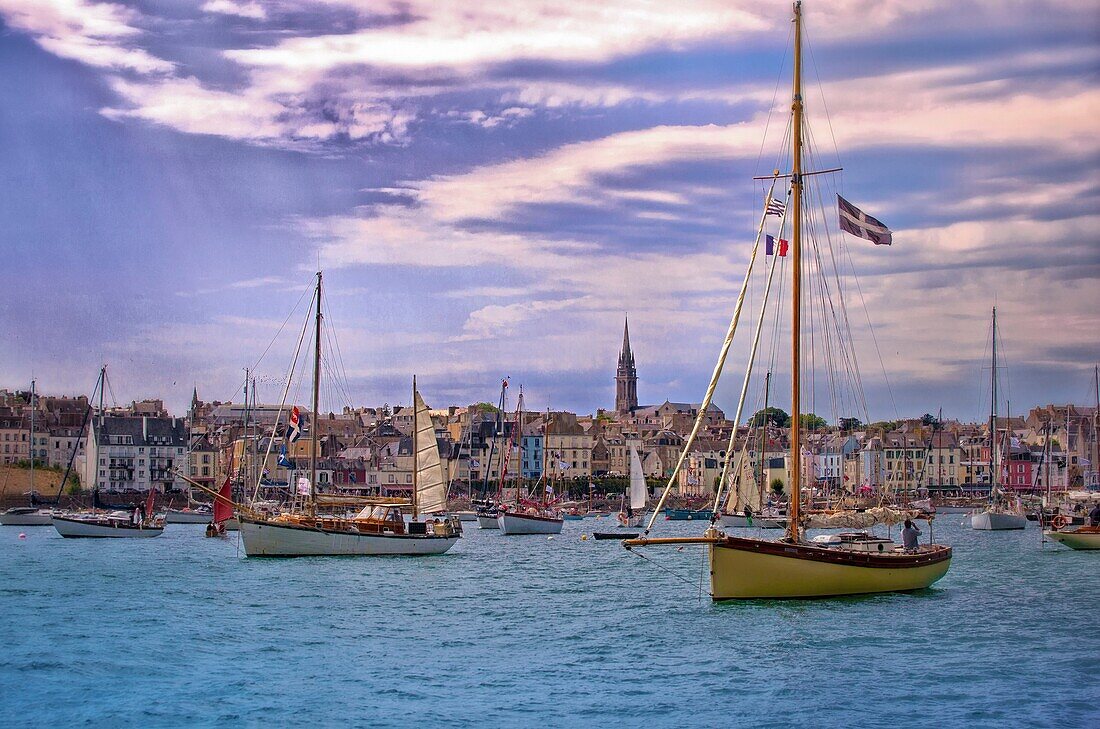 Frankreich, Finistere, Douarnenez, Festival Maritime Temps Fête, Segelboote und alte Takelage am Hafen von Rosmeur