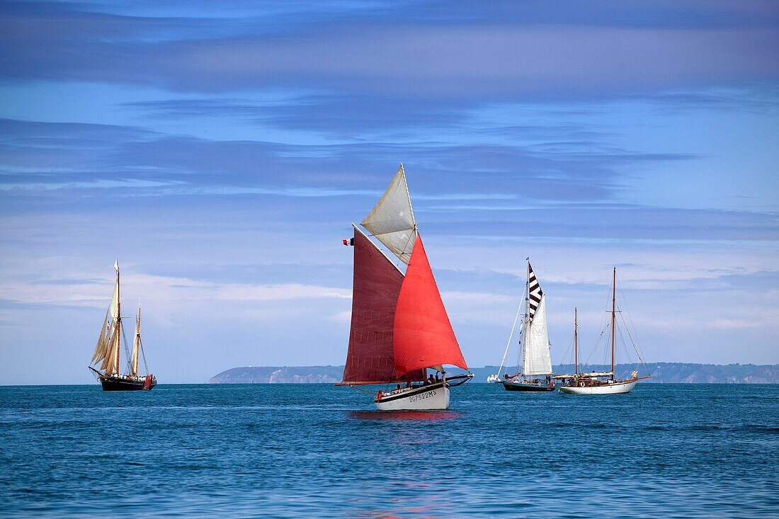 Frankreich, Finistere, Douarnenez, Festival Maritime Temps Fête, Treas, traditionelles Segelboot im Hafen von Rosmeur