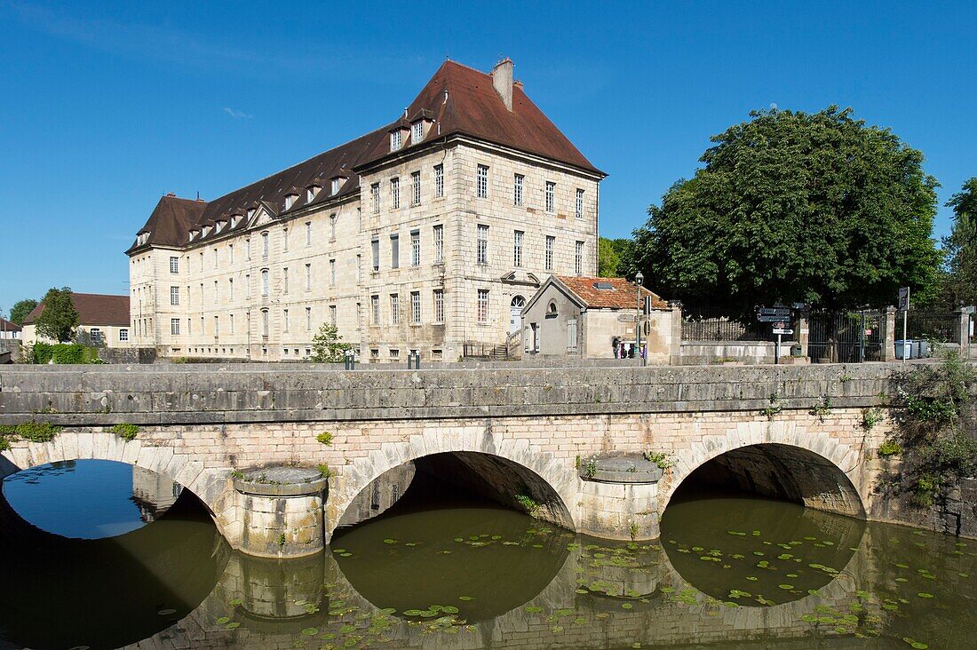 Frankreich, Jura, Dole, das Charity-Gebäude des Gymnasiums Charles Nodier und die Brücke der Hauptstraße am Gerberkanal