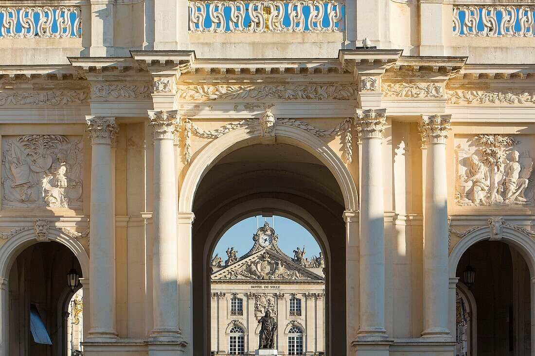 France, Meurthe et Moselle, Nancy, Stanislas square (former royal square) built by Stanislas Leszczynski, King of Poland and last Duke of Lorraine in the 18th century, listed as World Heritage by UNESCO, Arc Here (Here arch) and facade of the townhall