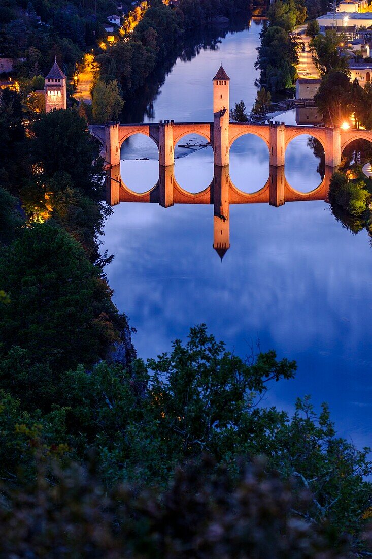 Frankreich, Quercy, Lot, Cahors, Die Valentre-Brücke über den Fluss Lot, aus dem 14. Jahrhundert, auf der Welterbeliste der UNESCO