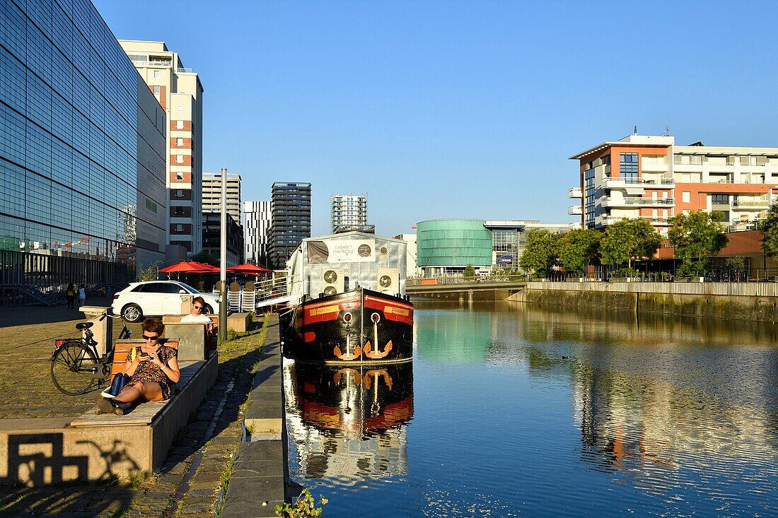 Frankreich, Bas Rhin, Straßburg, Entwicklung des Port du Rhin (Rheinhafen) und Umbau des Wellenbrechers von Bassin d'Austerlitz, Andre Malraux Multimediabibliothek, UGC Cine Cite Kinokomplex, der 3 Black Swans Turm der Architektin Anne Demians und im Hintergrund der Elithis Danube Tower, 1. positiver Energieturm von XTU Architects