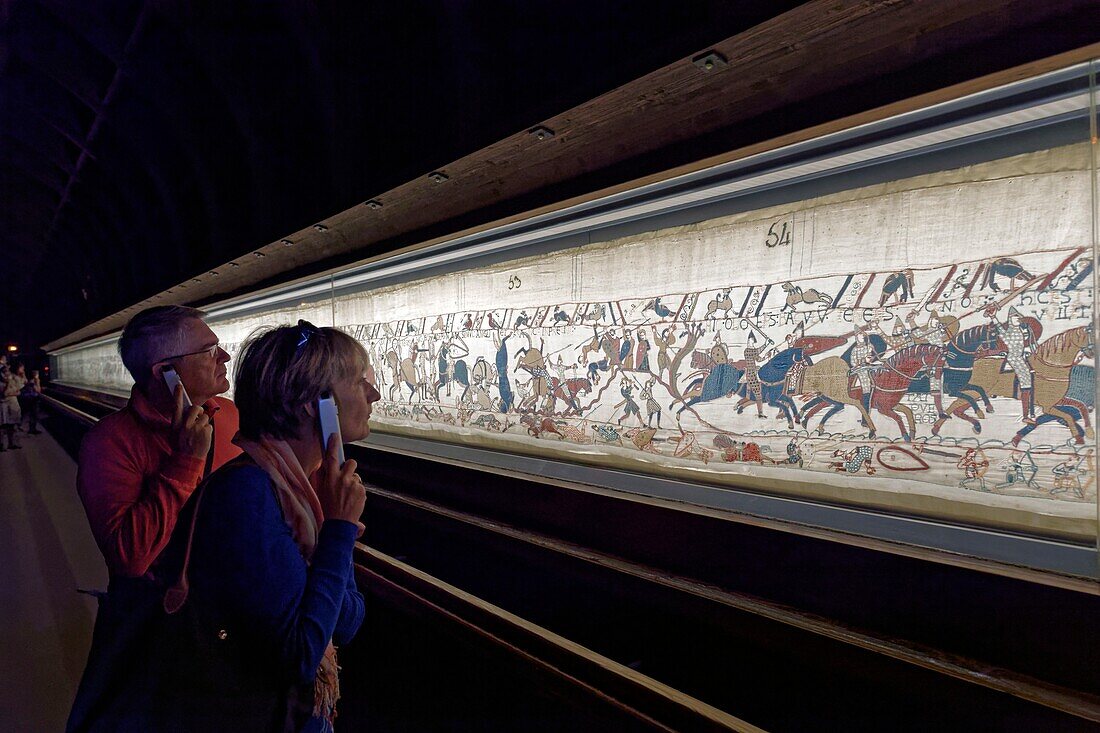 Frankreich, Calvados, Bayeux, Tapisseriemuseum, Bayeux Tapestry, von der UNESCO zum Weltkulturerbe erklärt, Königin-Mathilde-Tapisserie, die die Geschichte der Invasion Englands durch Wilhelm den Eroberer erzählt, die Schlacht von Hastings, die französischen Ritter gegen die britischen Soldaten, die Szenen des Bayeux Tapestry sind mit Wollfäden auf ein Leinentuch gestickt