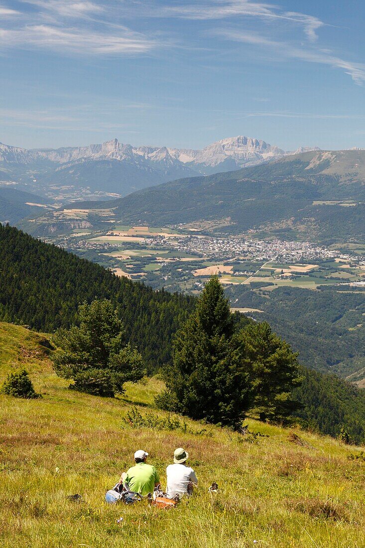 Frankreich, Isere, Valbonnais, Wanderer oberhalb des Dorfes auf dem Kamm der Côte Belle