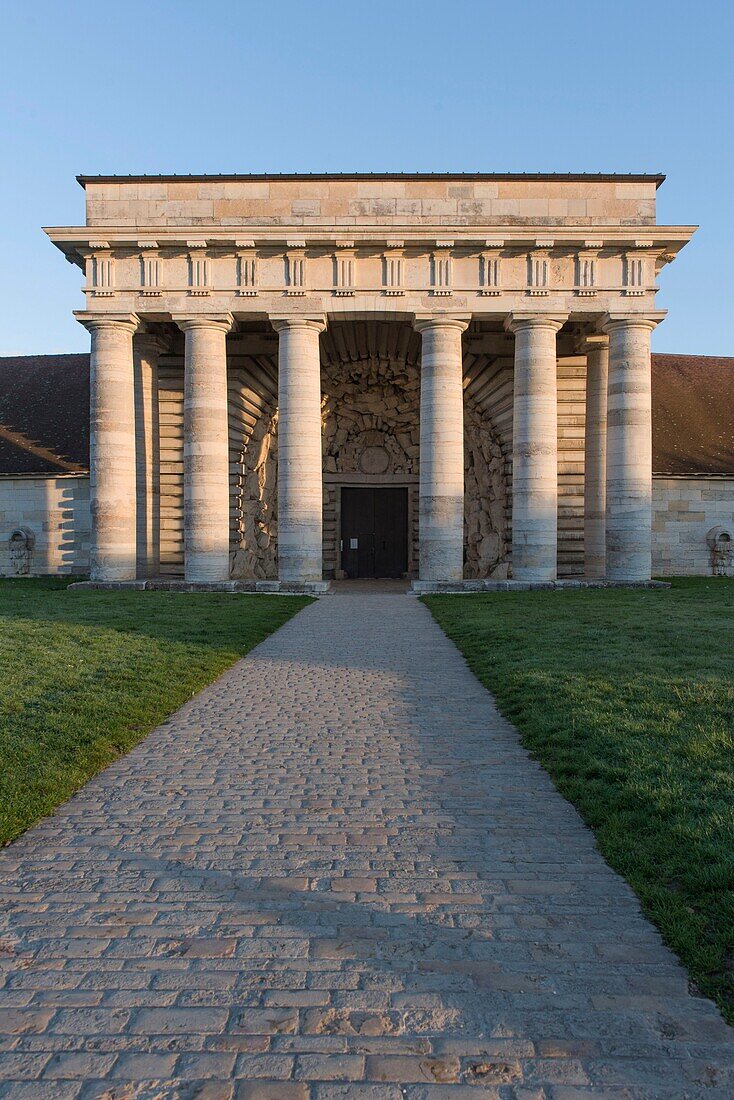 Frankreich, Doubs, Arc und Senans, in der königlichen Saline, die von der UNESCO zum Weltkulturerbe erklärt wurde, die Veranda des Eingangs