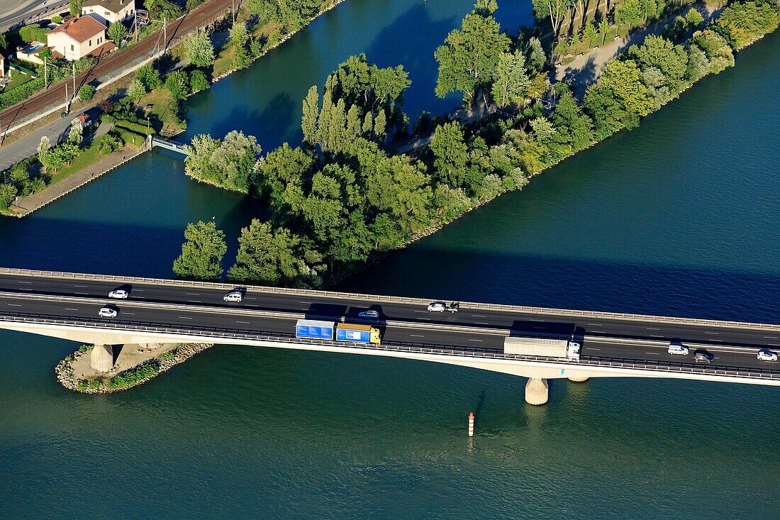 Frankreich, Isere, Wien, Autobahnbrücke Aston A7, im Hintergrund der einsame Barlet (Luftaufnahme)