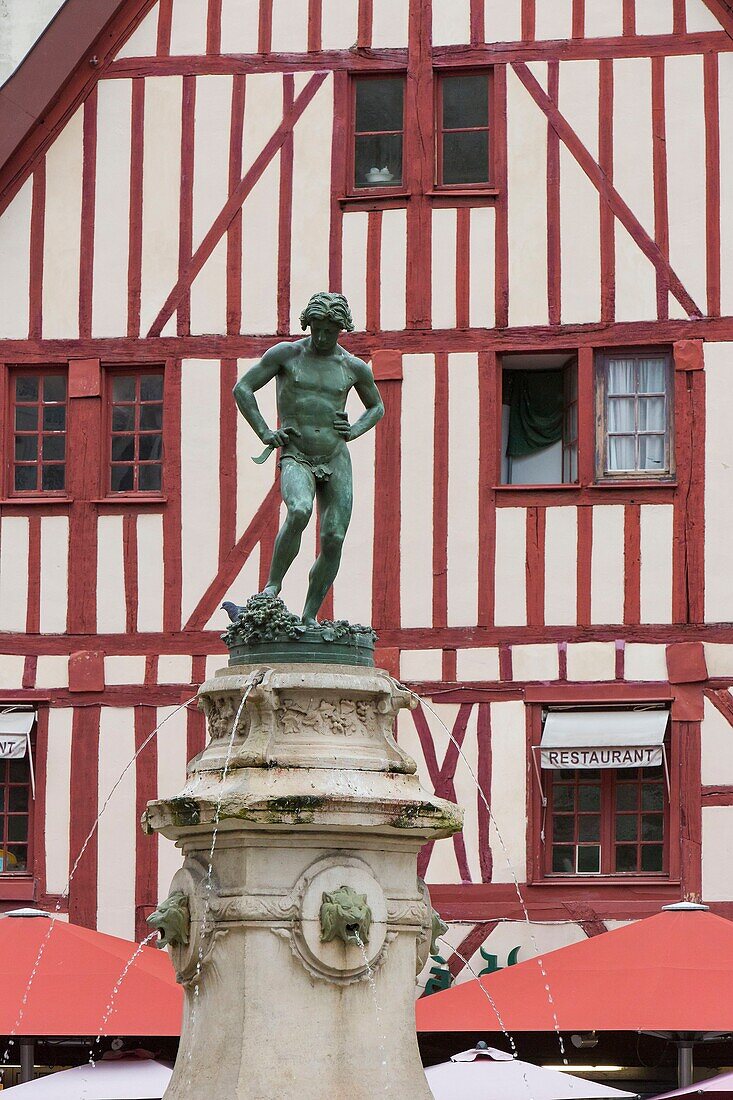 Frankreich, Cote d'Or, von der UNESCO zum Weltkulturerbe erklärte burgundische Kulturlandschaft, Statue des Vendangeur (Traubenpflücker) auf dem Place Francois Rude, auch Place du Bareuzai genannt