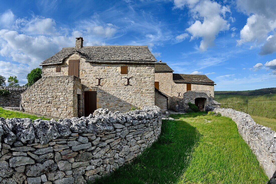 France, Lozere, Causse Mejean, Hures la Parade, Herans, stone houses, traditional buildings, wall...