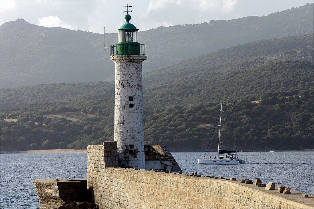 Frankreich, Corse du Sud, Propriano, Segelboot beim Auslaufen aus dem Hafen g