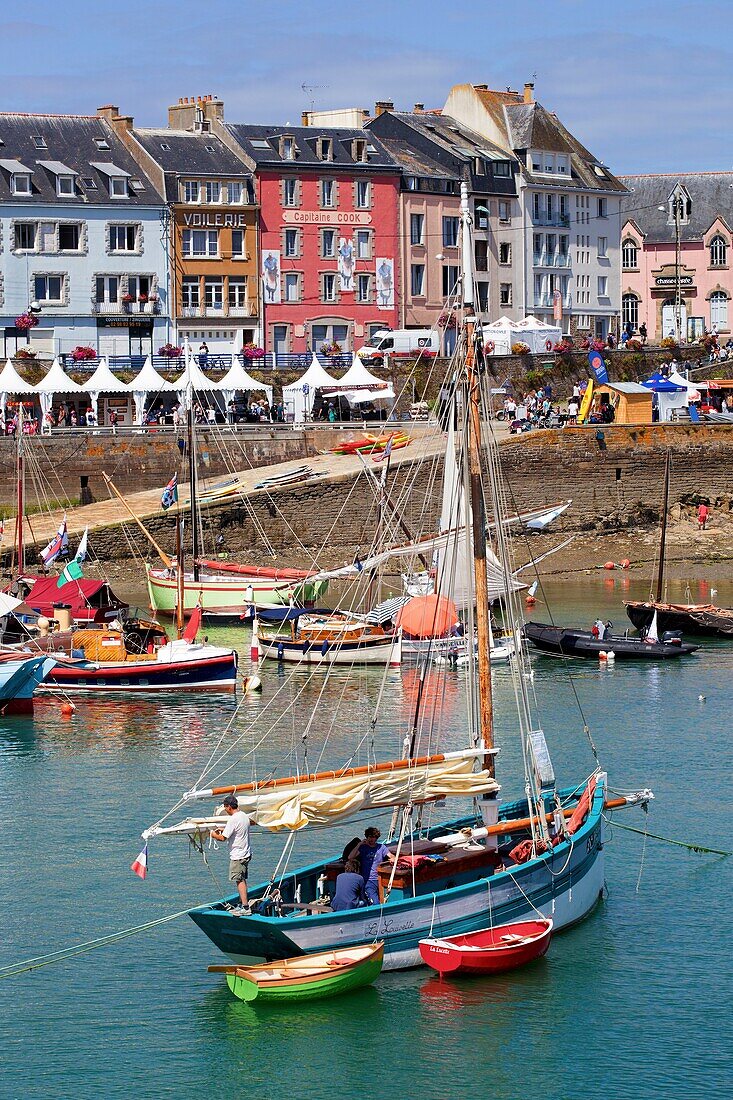 Frankreich, Finistere, Douarnenez, Festival Maritime Temps Fête, Segelboote und alte Takelage im Hafen von Rosmeur