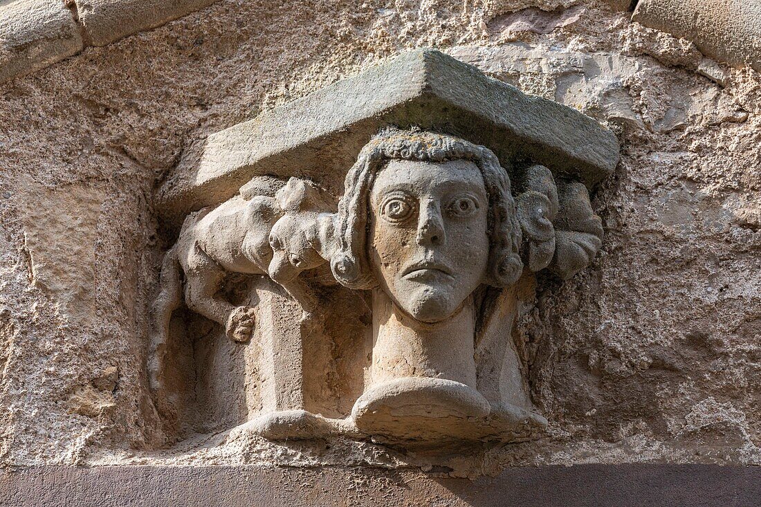 France, Tarn, Cordes sur Ciel, Maison Carrié-Boyer, carved head and salamander