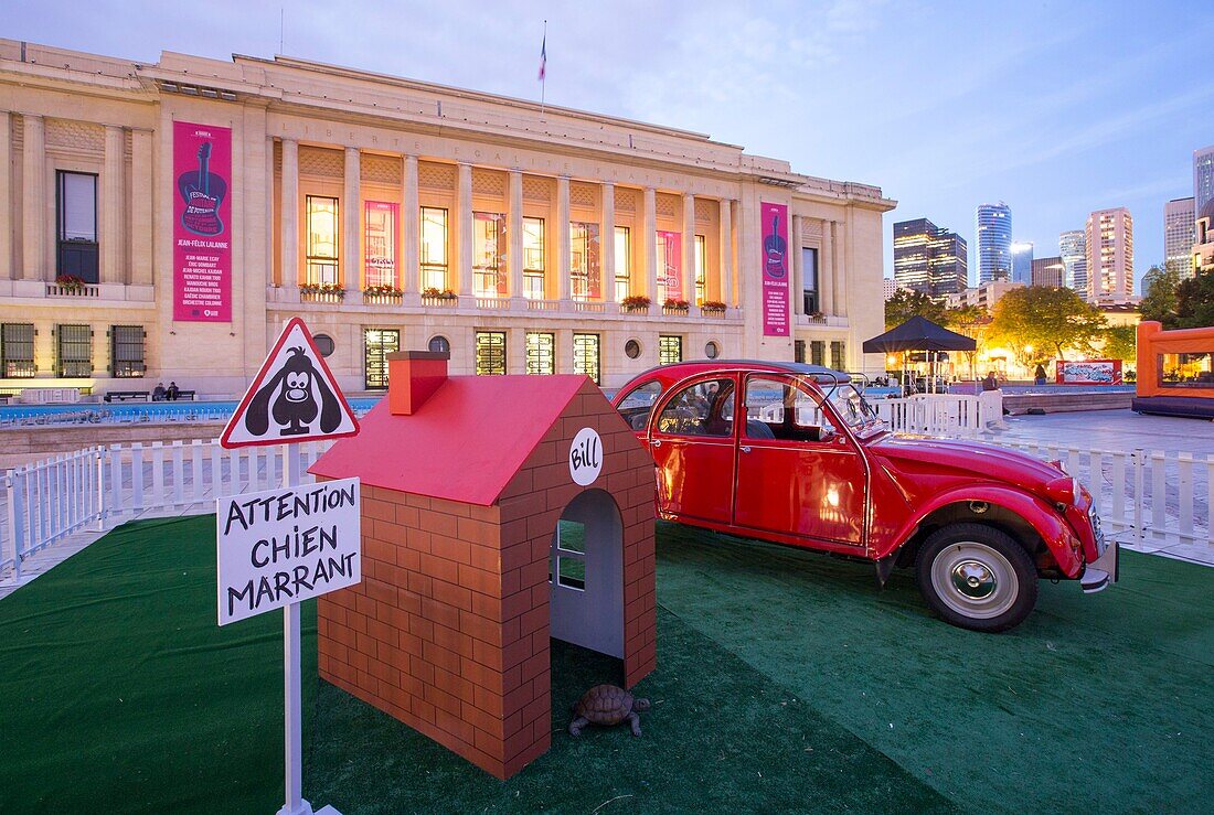 France, Hauts de Seine, Puteaux, Town Hall, building with Art Deco architecture, esplanade during the BD festival