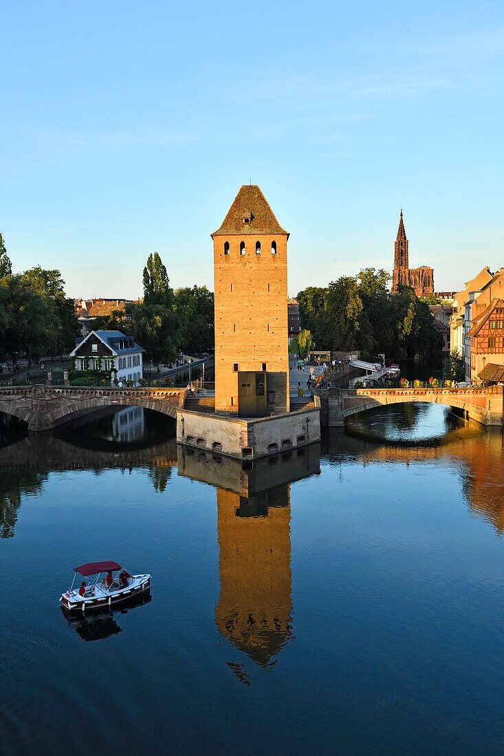 Frankreich, Bas Rhin, Straßburg, die von der UNESCO zum Weltkulturerbe erklärte Altstadt, das Viertel Petite France, die überdachten Brücken über die Ill und die Kathedrale Notre Dame