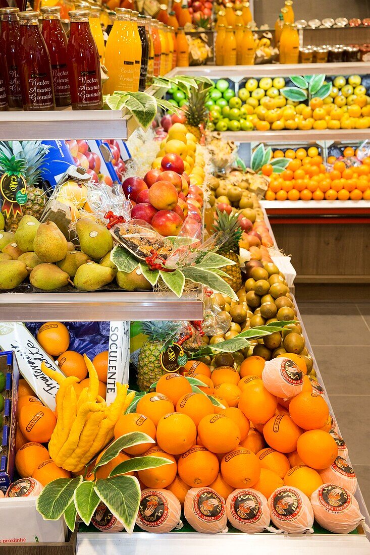 France, Hauts de Seine, Puteaux, Wallace Boulevard, market fruit