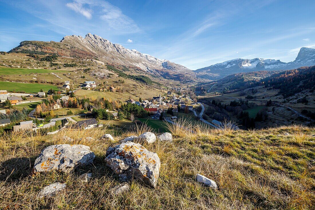 Frankreich, Hautes Alpes, Dévoluy-Massiv, Saint Etienne en Dévoluy, das Dorf, rechts der Gipfel des Bure (2709m)