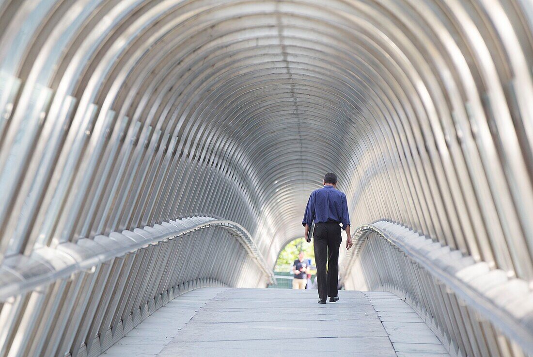 Frankreich, Hauts de Seine, Puteaux, La Defense, Fußgängerbrücke Japan Bridge des Architekten Kisho Kurokawa
