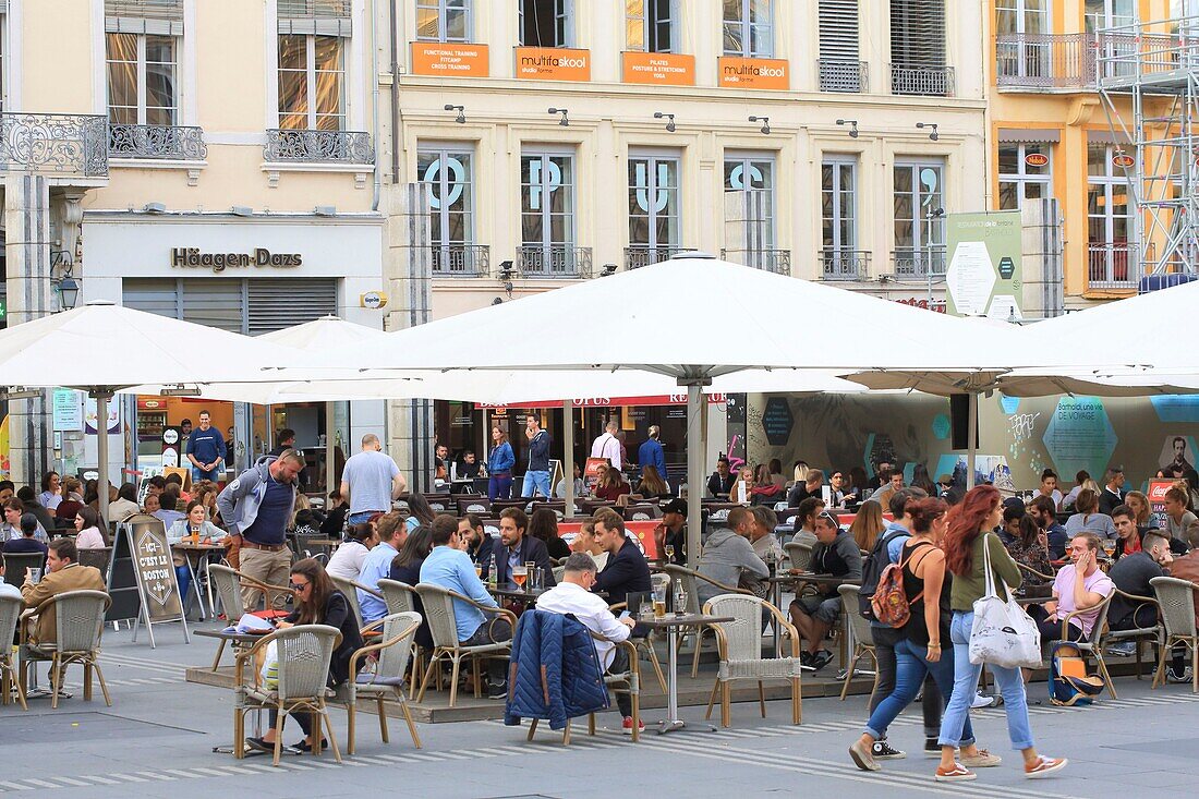 Frankreich, Rhone, Lyon, Altstadt, von der UNESCO zum Weltkulturerbe erklärt, Place des Terreaux (1. Bezirk), Caféterrasse