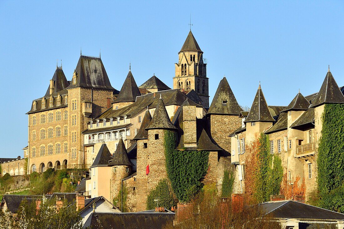 Frankreich, Correze, Vezere-Tal, Limousin, Uzerche, Aufschrift Les Plus Beaux Villages de France (Die schönsten Dörfer Frankreichs), Blick auf das Dorf, die Kirche Saint Pierre und den Fluss Vezere