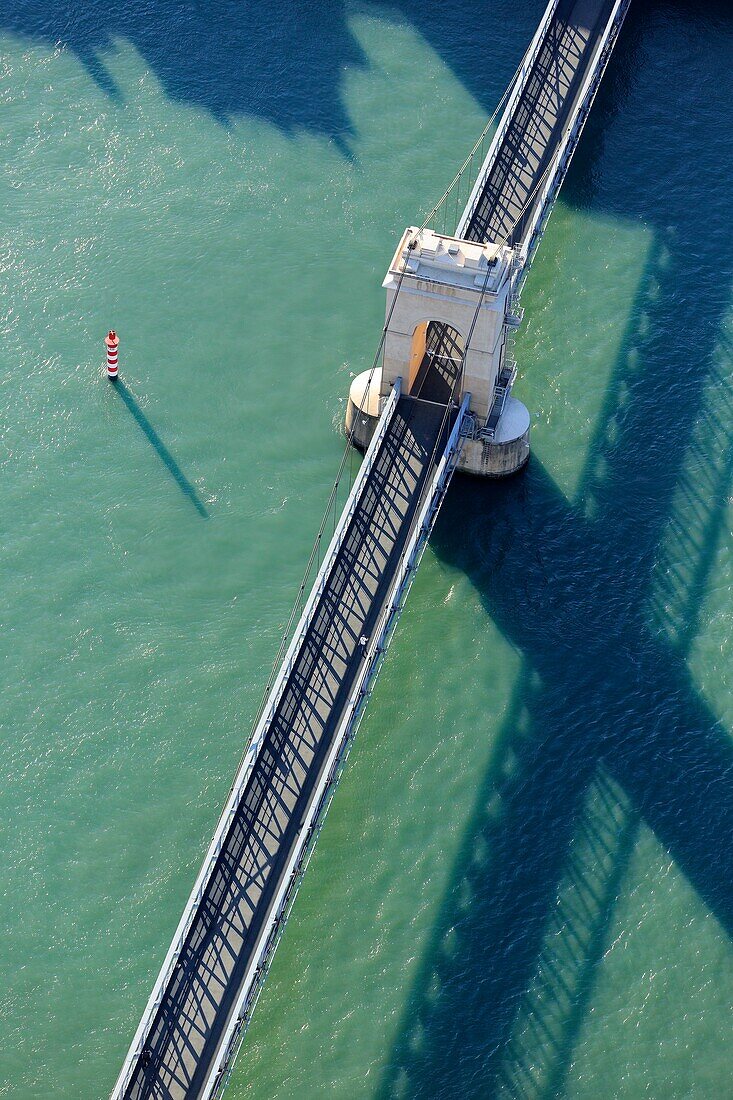 Frankreich, Isere, Vienne, Hängebrücke über die Rhone (Luftaufnahme)