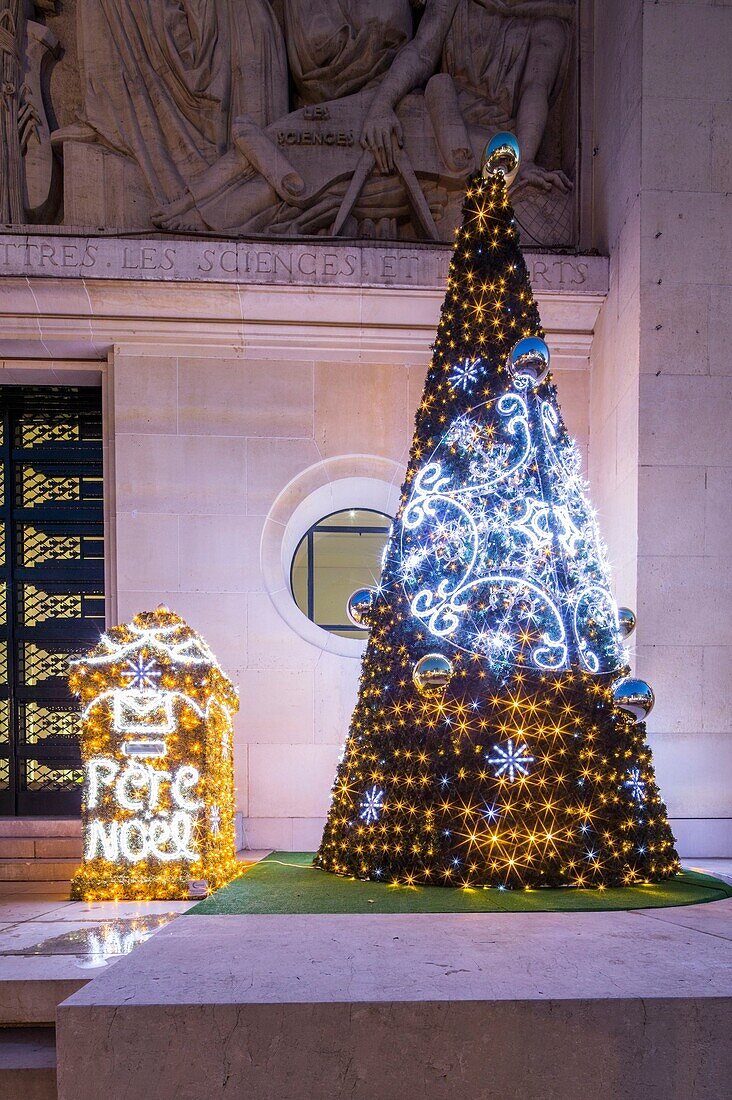 Frankreich, Hauts de Seine, Puteaux, Rathaus, Gebäude mit Art-Déco-Architektur, Weihnachtsschmuck, Briefkasten für den Weihnachtsmann, Weihnachtsbaum