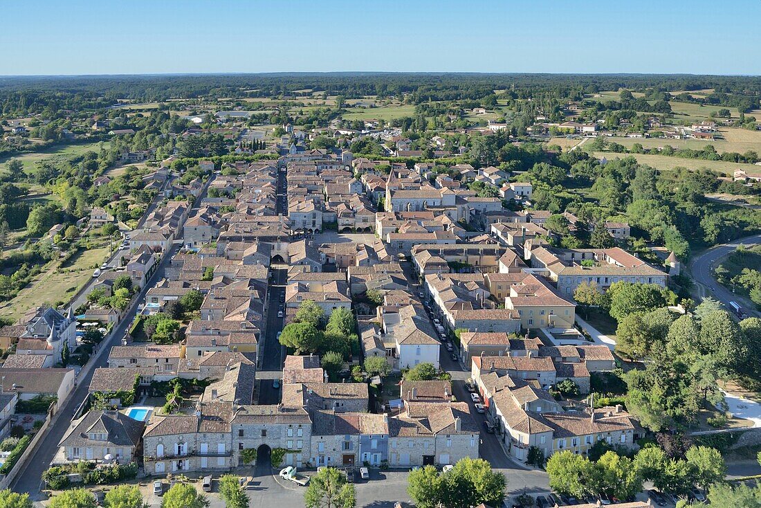 Frankreich, Dordogne, Monpazier, mit der Aufschrift Les Plus Beaux Villages de France (Die schönsten Dörfer Frankreichs), der ummauerte Stadtplatz und die Kirche (vue aerienne)