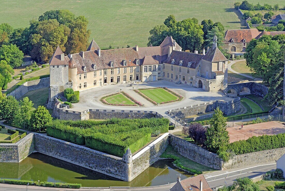 Frankreich, Cote d'Or, Epoisses, Schloss von Epoisses-Käse (Luftaufnahme)