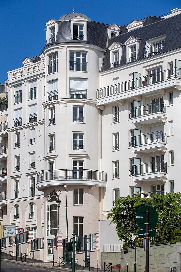 France, Hauts de Seine, Puteaux, République street, neo-Haussmannian architecture building