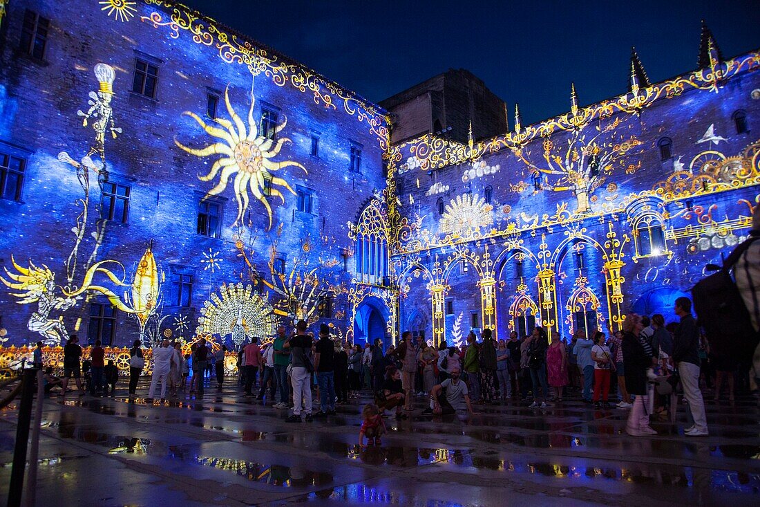 Frankreich, Vaucluse, Avignon, Palast der Päpste (XIV) von der UNESCO zum Weltkulturerbe erklärt, Helios Heritage Highlight Festival, Show Vibrations 2018