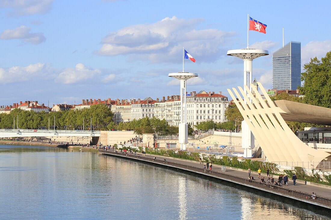 Frankreich, Rhone, Lyon, Claude-Bernard-Kai, von der UNESCO zum Weltkulturerbe erklärt, Karen-Blixen-Ufer (7. Bezirk) und am Ende Pont de la Guillotiere