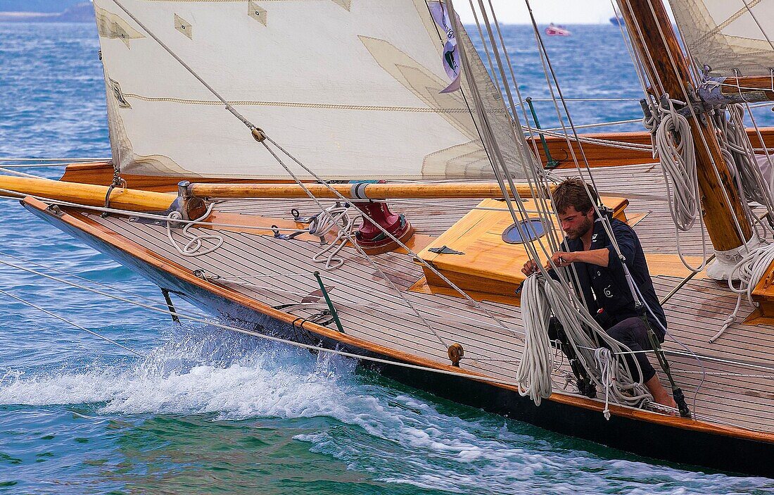 Frankreich, Finistere, Douarnenez, Festival Maritime Temps Fête, Pen Duick, traditionelles Segelboot im Hafen von Rosmeur