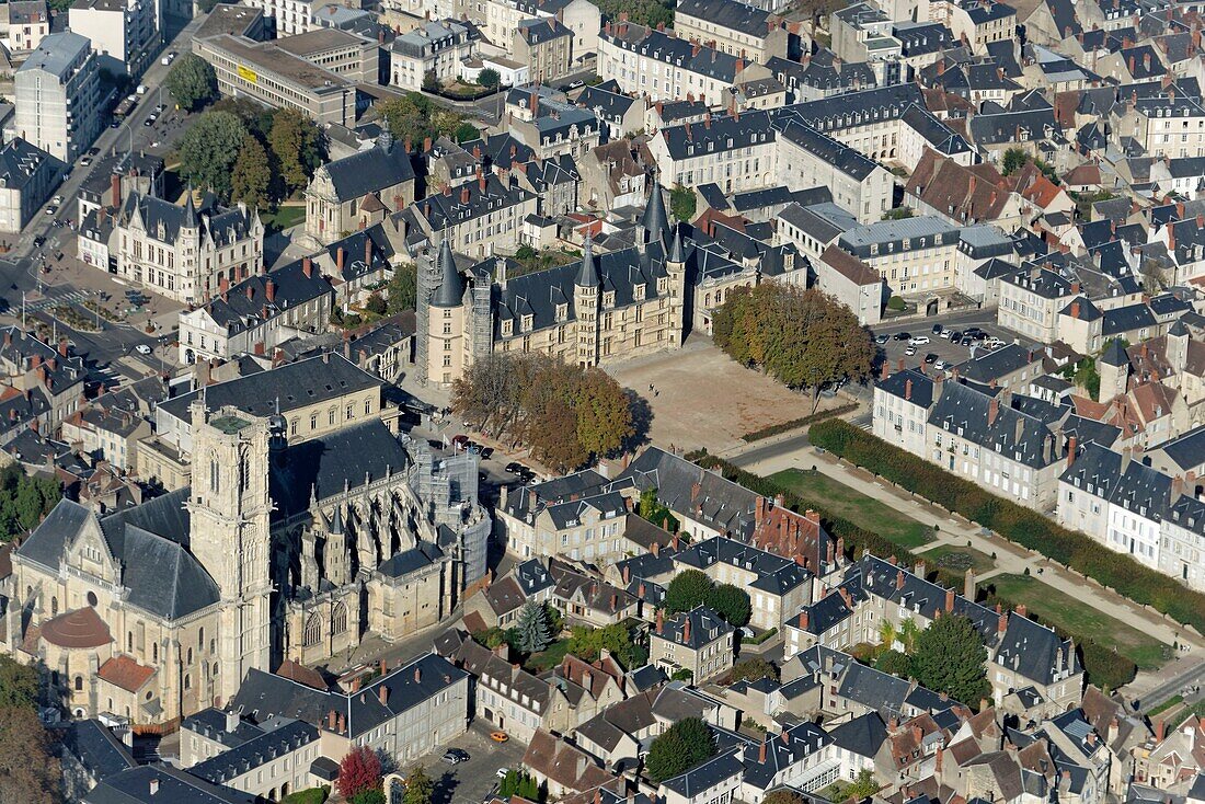 Frankreich, Nievre, Nevers, der herzogliche Palast, die Stadt, das Haus der Herzöge von Nevers, die Kathedrale Saint Cyr Sainte Julitte (Luftaufnahme)