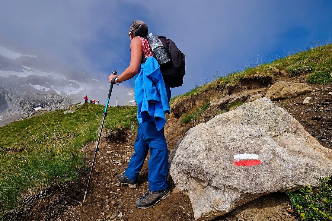 Frankreich, Isere, Venosc, Wanderer auf dem Weg zum Vallon-Pass