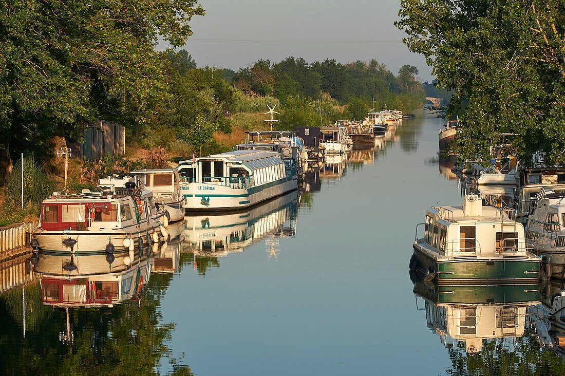 Frankreich, Hérault, Agde, Canal du Midi, von der UNESCO zum Weltkulturerbe erklärt, Hafen der Rundschleuse