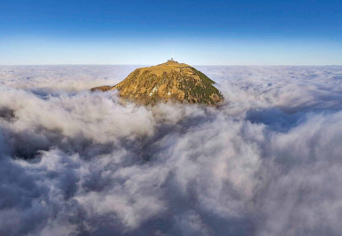 Frankreich, Puy de Dome, Orcines, Regionaler Naturpark der Vulkane der Auvergne, die Chaîne des Puys, von der UNESCO zum Weltkulturerbe erklärt, der Vulkan Puy de Dome (Luftaufnahme)