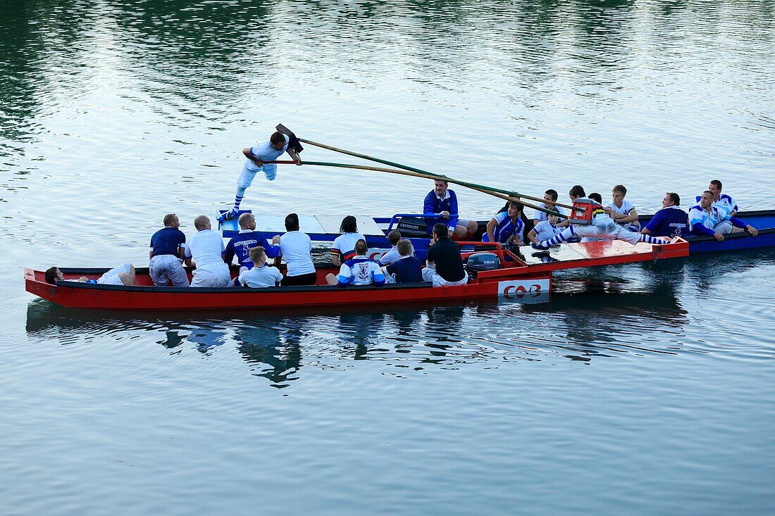 Frankreich, Drome, La Roche de Glun, nautisches Fest am Becken von Les Musards, Ritterturnier