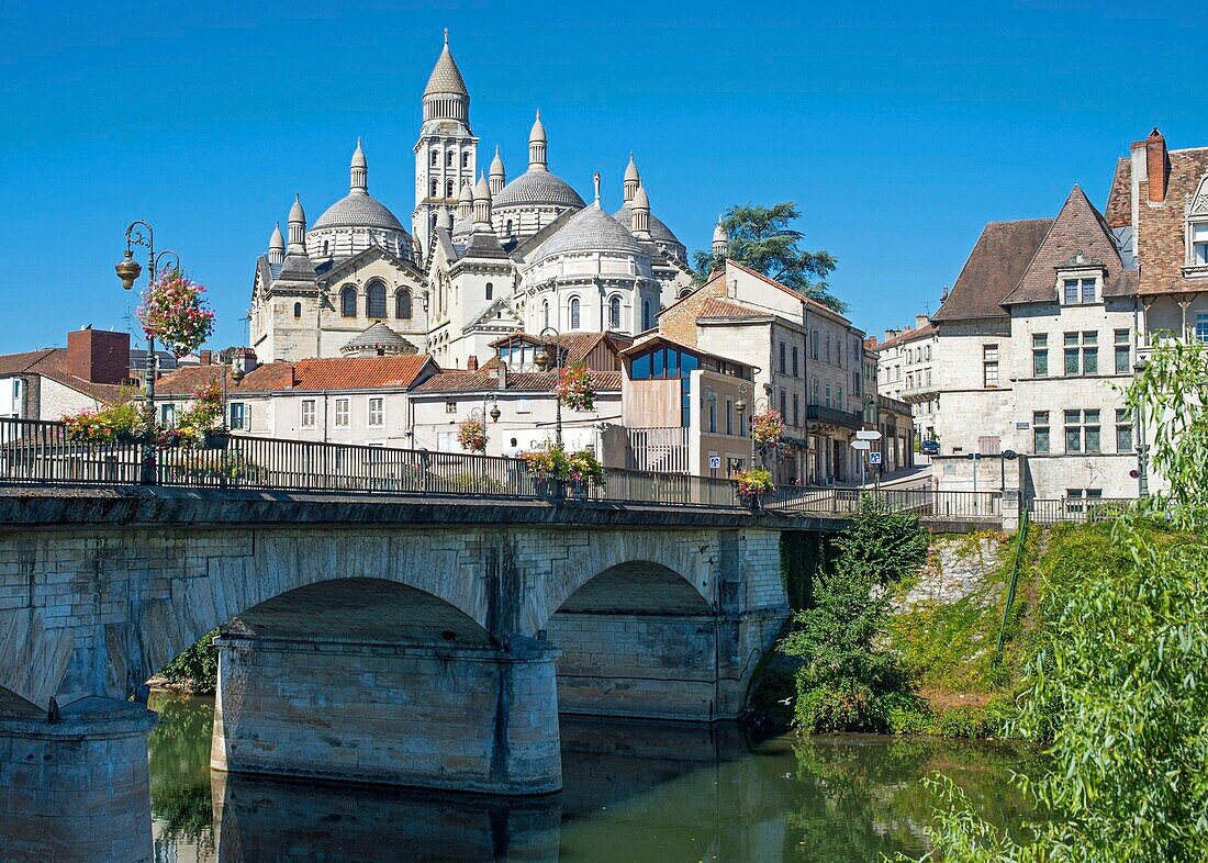 France, Dordogne, Perigord Blanc, Perigueux, Saint Front Byzantine Cathedral, stop on Route of Santiago de Compostela, listed as World Heritage by UNESCO, Isle River