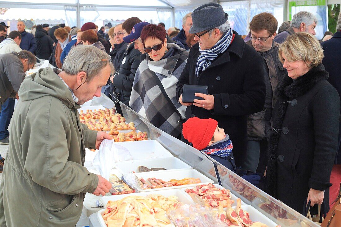 France, Dordogne, Perigord, Perigueux, Place Saint Louis, fair to fat, farm producers sell their duck breasts, whole ducks, foie gras of duck or goose, confit ...