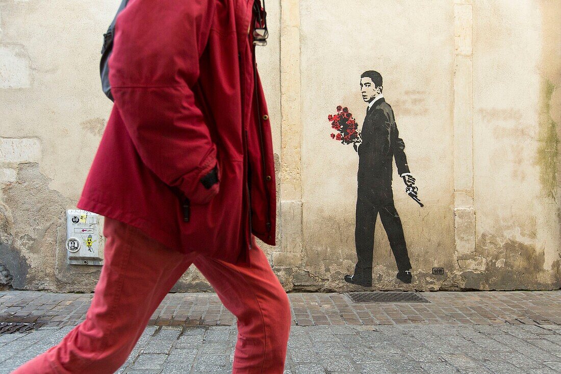 Frankreich, Meurthe et Moselle, Nancy, Wandgemälde und Person, die in einer kleinen Straße im Stadtzentrum spazieren geht