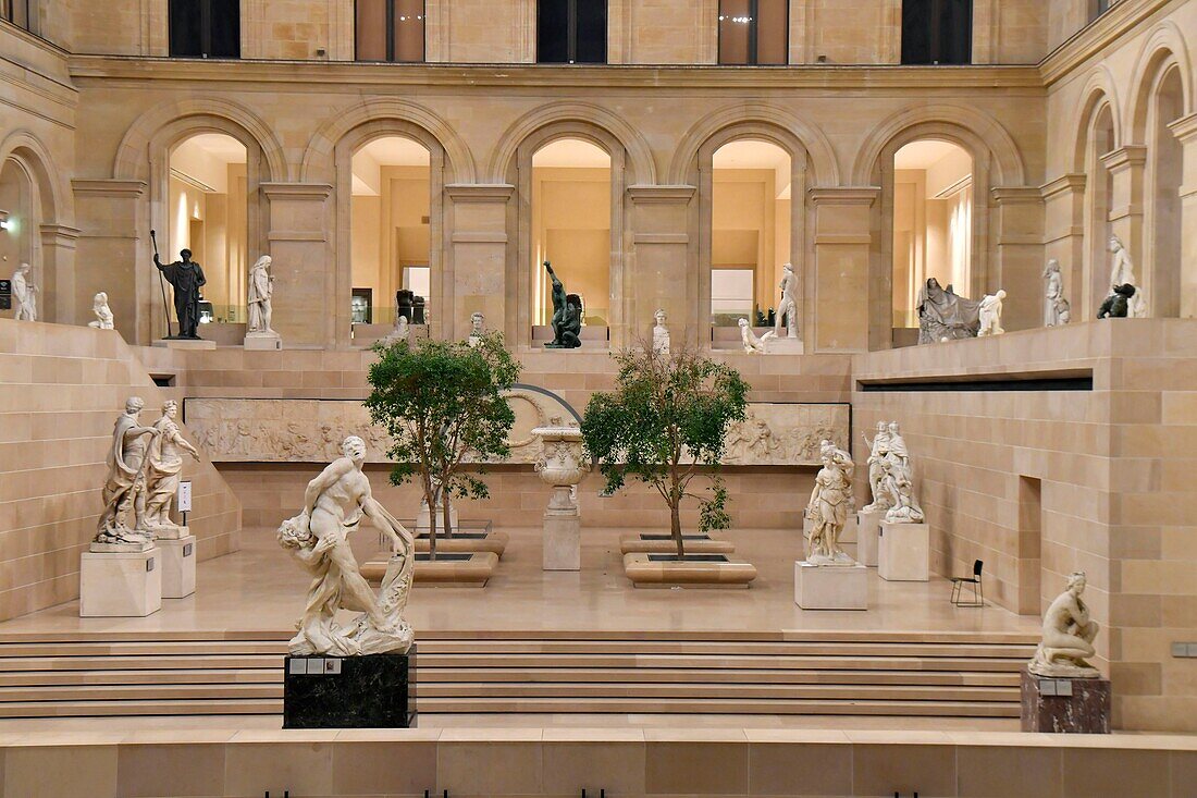 Frankreich, Paris, von der UNESCO zum Weltkulturerbe erklärtes Gebiet, Blick in das Musee du Louvre von der Passage Richelieu aus