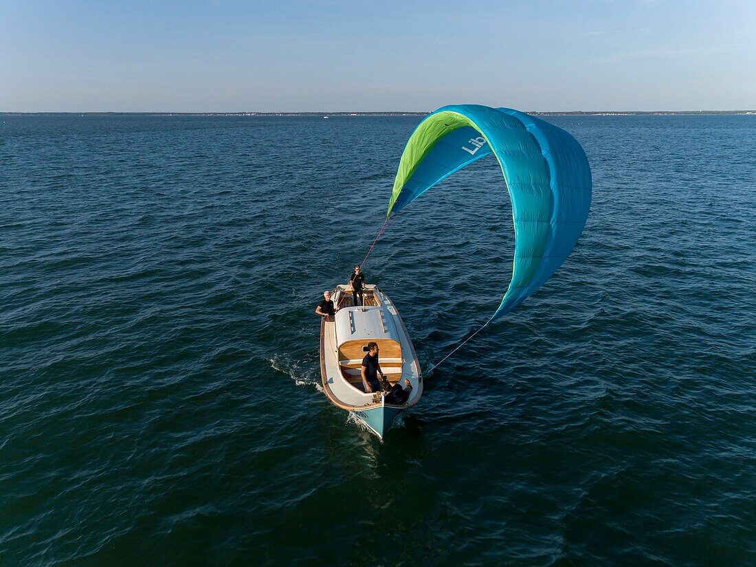 Frankreich, Gironde, Bassin d'Arcachon, Arcachon, Pinasse (traditionelles Boot), das von einem Drachensegel gezogen wird, der LibertyKite® ist ein Konzept, das von dem Seefahrtingenieur Yves Parlier und seiner Firma Beyond de Sea entwickelt wurde (Luftaufnahme)