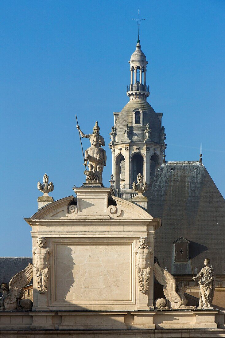 France, Meurthe et Moselle, Nancy, 17th century Porte Saint Georges (Saint Georges gate) headed by a statue of Saint Georges sculpted by Florent Drouin sided by allegorical statues representing the War and the Peace sculpted by Jean Richier, Notre Dame de l'Annonciation cathedral in the background