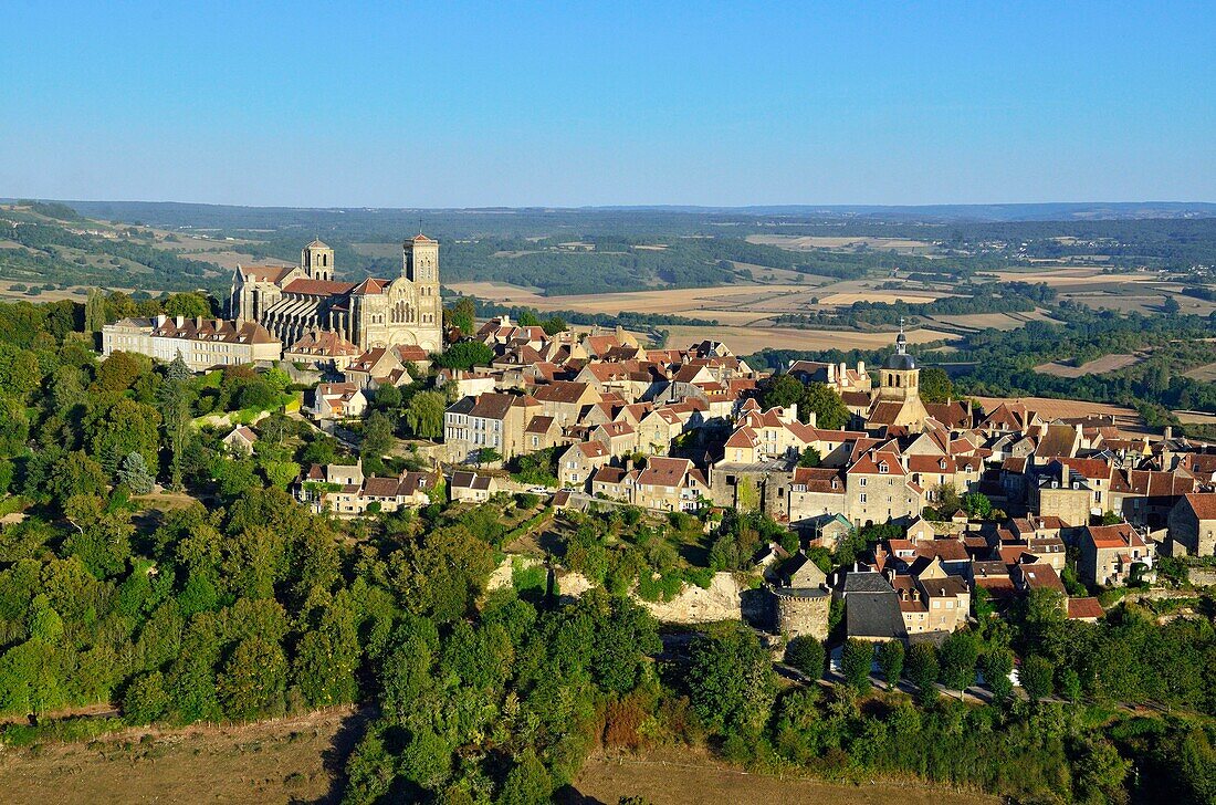 Frankreich, Yonne, Parc Naturel Regional du Morvan (Regionaler Naturpark des Morvan), Vezelay, ausgezeichnet als Les Plus Beaux Villages de France (Die schönsten Dörfer Frankreichs), Kirche und Hügel von Vezelay, die von der UNESCO zum Weltkulturerbe erklärt wurden, Basilika Sainte Madeleine (Luftaufnahme)