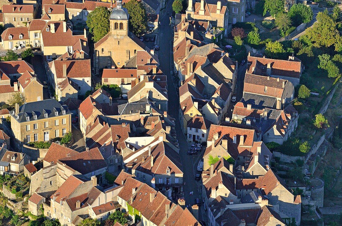 Frankreich, Yonne, Parc Naturel Regional du Morvan (Regionaler Naturpark des Morvan), Vezelay, ausgezeichnet als Les Plus Beaux Villages de France (Die schönsten Dörfer Frankreichs), Kirche und Hügel von Vezelay, die von der UNESCO zum Weltkulturerbe erklärt wurden, Basilika Sainte Madeleine (Luftaufnahme)